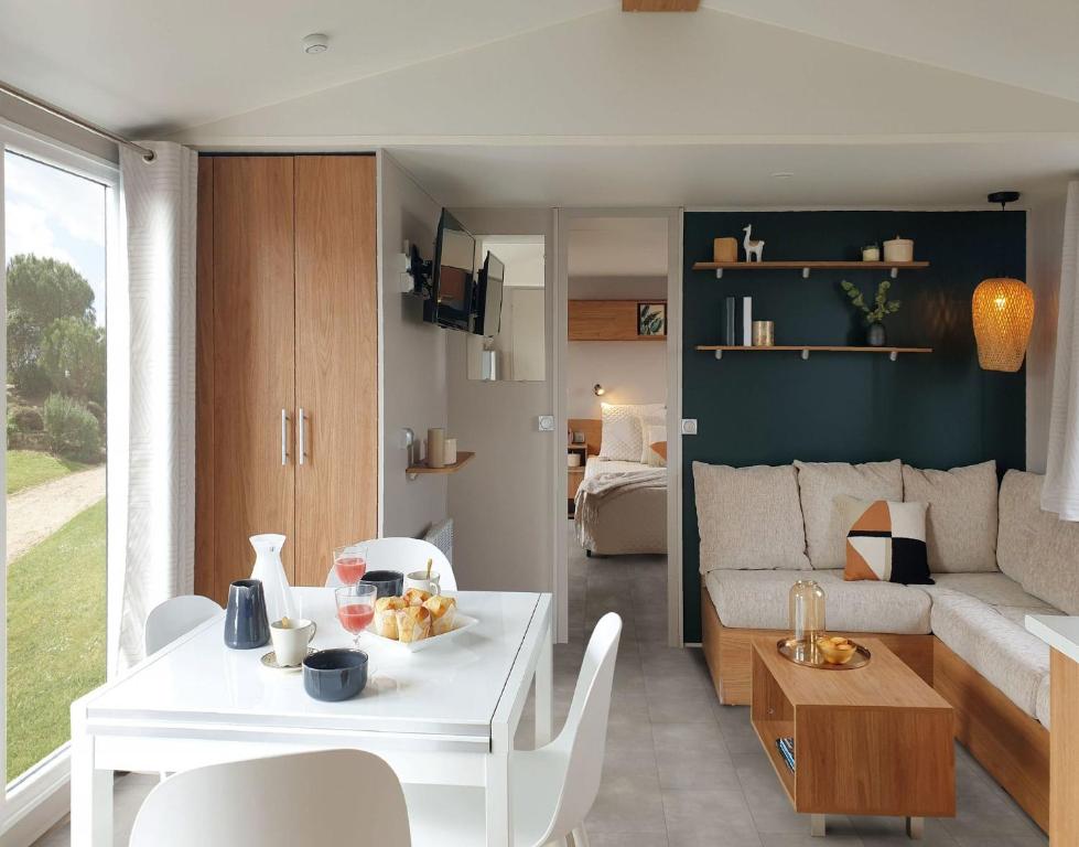un salon avec une table blanche et un canapé dans l'établissement BT - L'Aventura 2 ch, 2 sdb, entre mer et Petite Camargue, super équipé, à Lattes