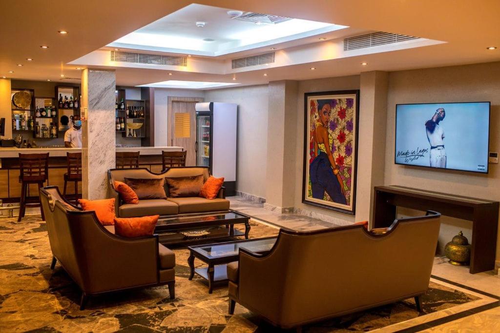 TV a/nebo společenská místnost v ubytování Golden Tulip Lekki
