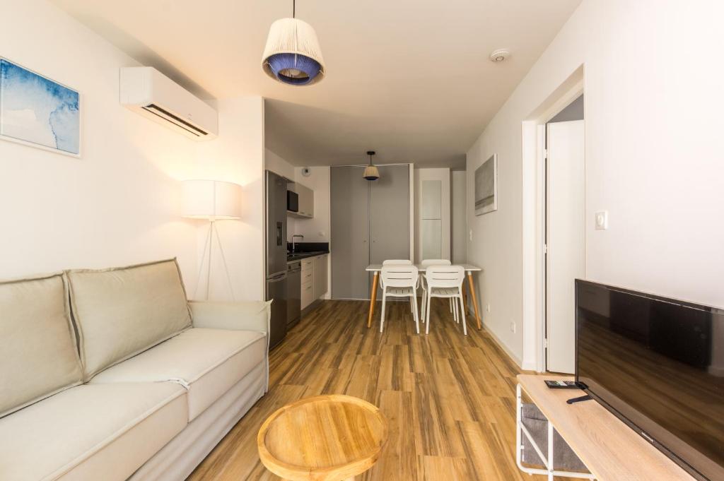 Kuchyň nebo kuchyňský kout v ubytování MY Hôtel Résidences - La Grande-Motte