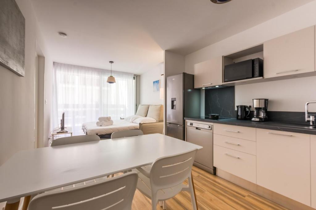 Kuchyň nebo kuchyňský kout v ubytování MY Hôtel Résidences - La Grande-Motte