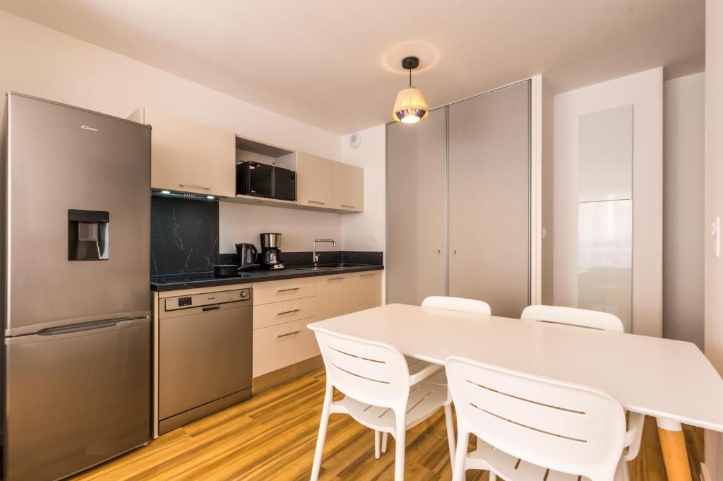 Kuchyň nebo kuchyňský kout v ubytování MY Hôtel Résidences - La Grande-Motte