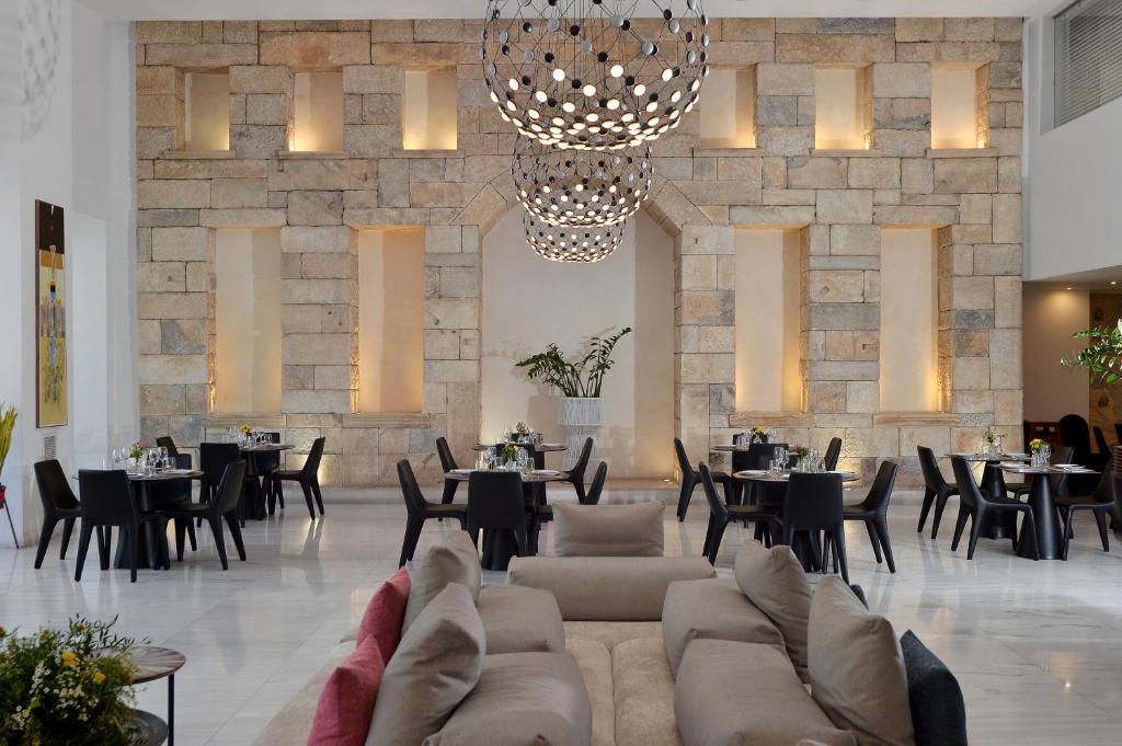 Posedenie v ubytovaní Athenaeum Grand Hotel