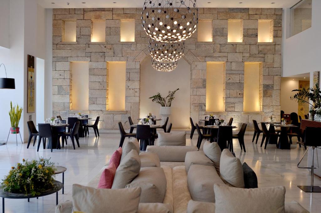 Posedenie v ubytovaní Athenaeum Grand Hotel