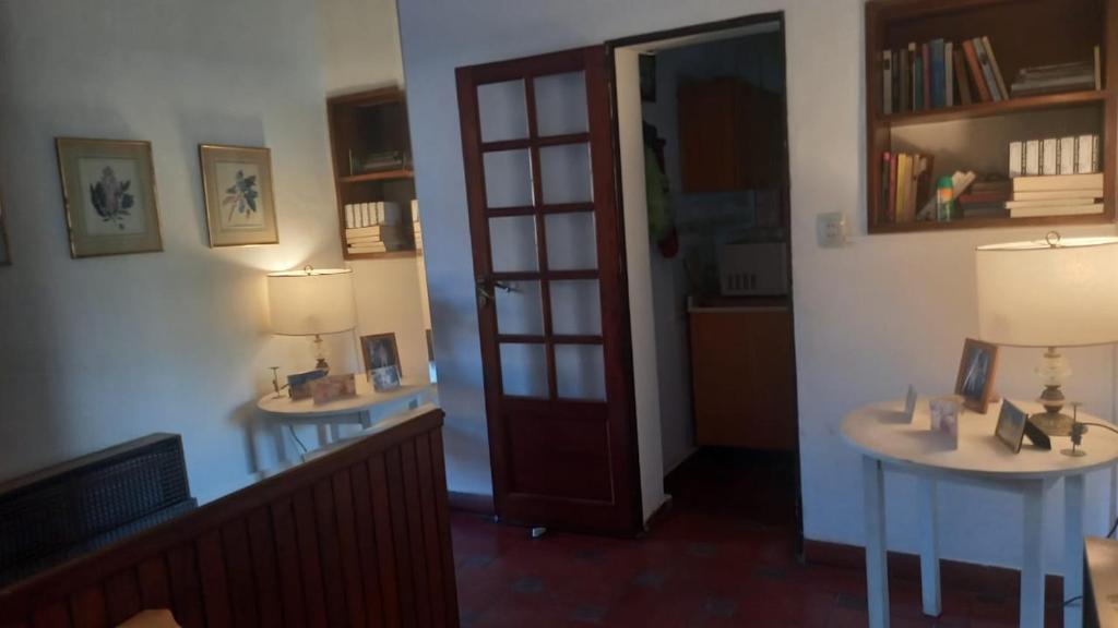pokój z dwoma stołami i drzwiami z lampami w obiekcie CASA AMPLIA Y CONFORTABLE w Córdobie