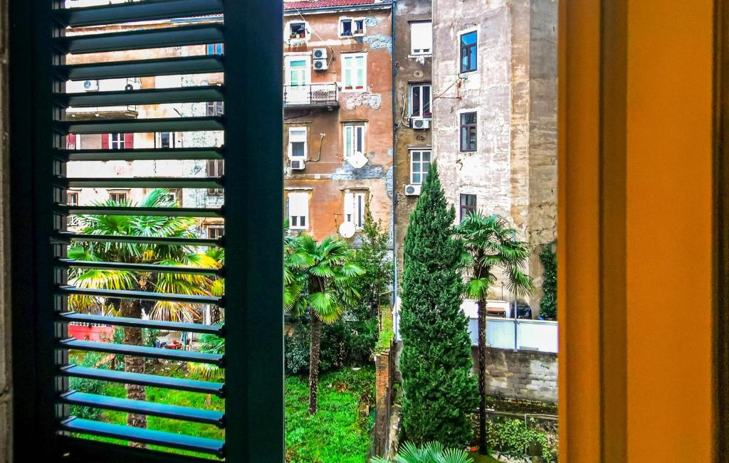 - une vue depuis la fenêtre d'un bâtiment dans l'établissement 4 Bedroom Awesome Apartment In Rijeka, à Rijeka