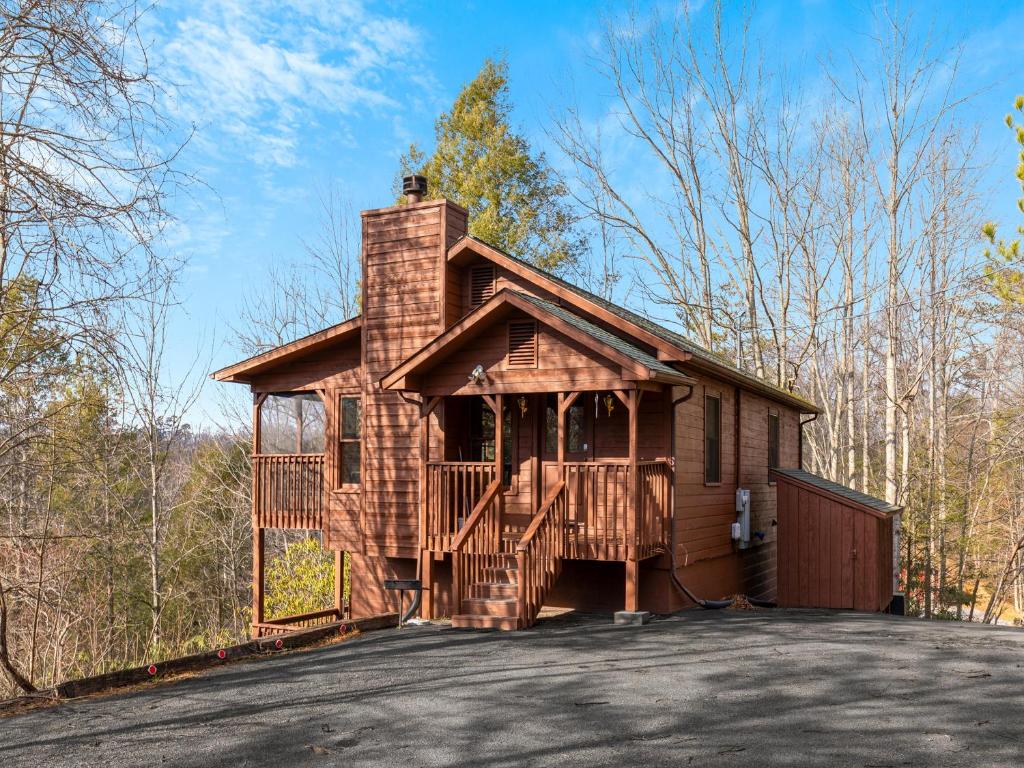 une petite maison avec une terrasse couverte et une terrasse dans l'établissement Annie’s Smoky View, 2 Bedrooms, Hot Tub, Pool Table, Views, Sleeps 6, à Gatlinburg