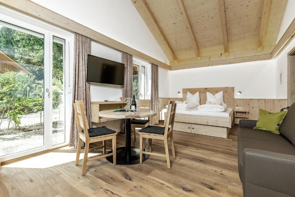 Wellness-Appartements Berchtesgadener Land في أينرينغ: غرفة معيشة مع مكتب وسرير