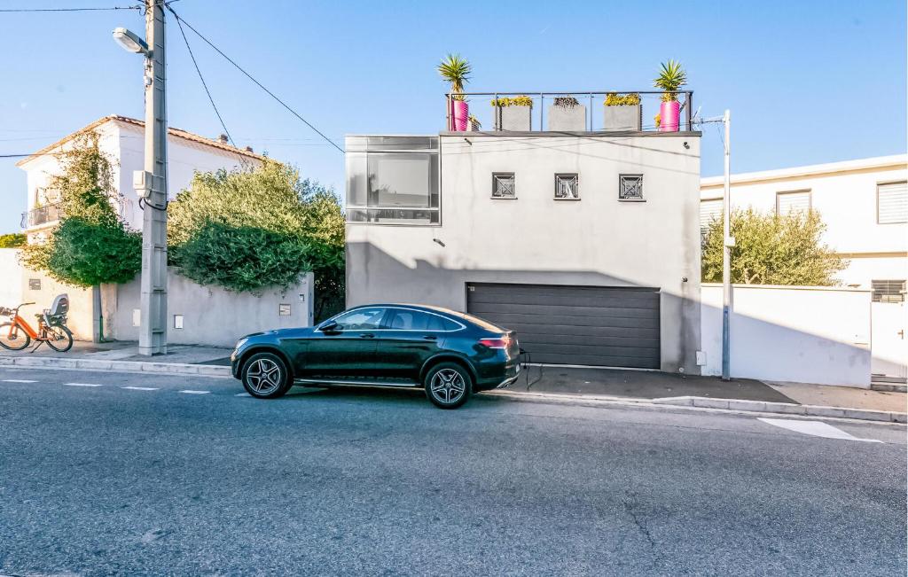 um carro verde estacionado em frente a uma garagem em Gorgeous Home In Marseille With Kitchen em Marselha