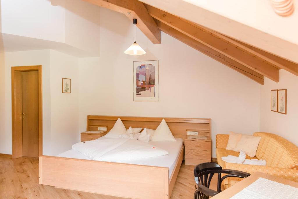 Postel nebo postele na pokoji v ubytování Alpine Life Hotel Anabel