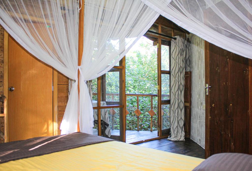 Postel nebo postele na pokoji v ubytování Seasons Four Eco Friendly Treehouse