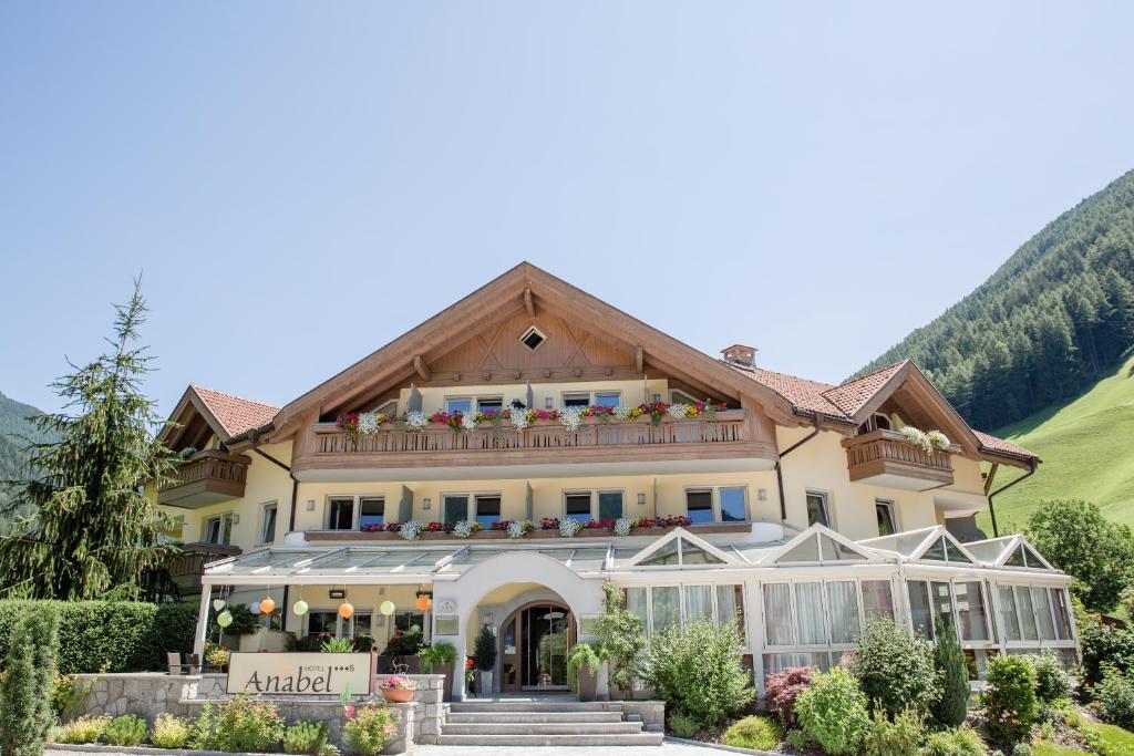 ein großes Haus mit Balkon darüber in der Unterkunft Alpine Life Hotel Anabel in Steinhaus