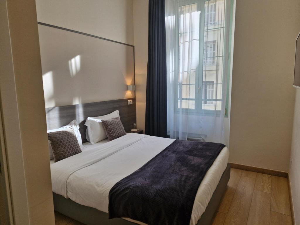 Postel nebo postele na pokoji v ubytování Boutique Hôtel Neptune Nice