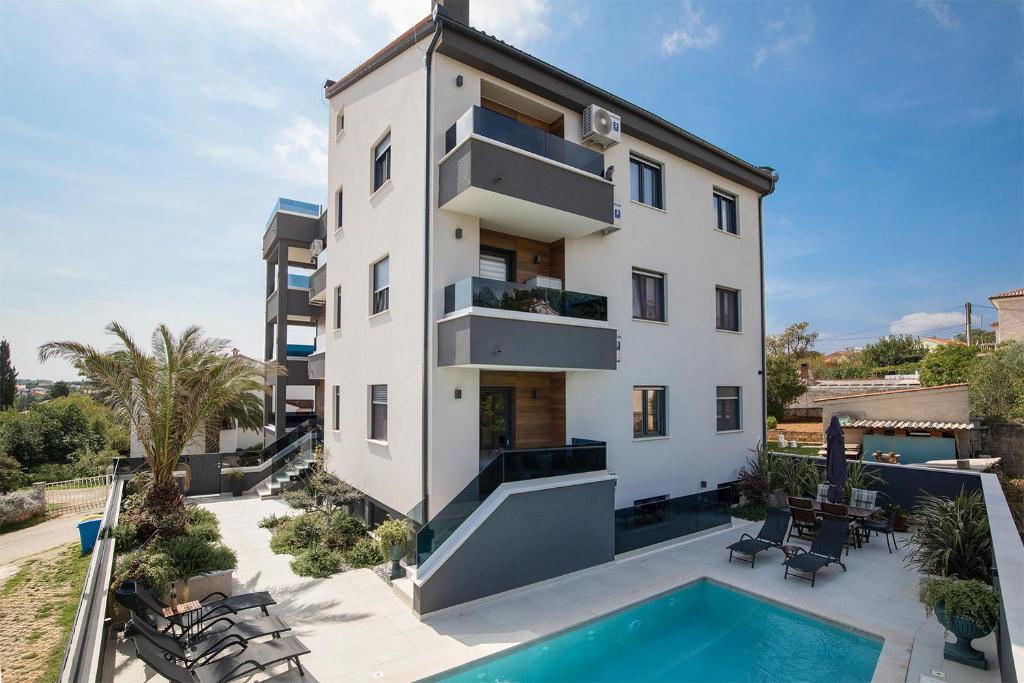 Bazén v ubytování Apartments Sara III nebo v jeho okolí