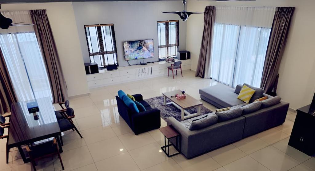 ein Wohnzimmer mit einem Sofa und einem Tisch in der Unterkunft Luxury Homestay Bangalow Setia Residen Sitiawan 12pax in Sitiawan
