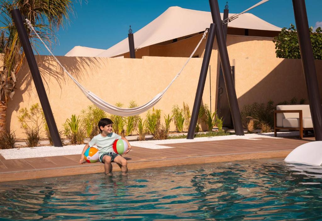 Bazén v ubytování Bab Al Nojoum Hudayriyat Villas nebo v jeho okolí