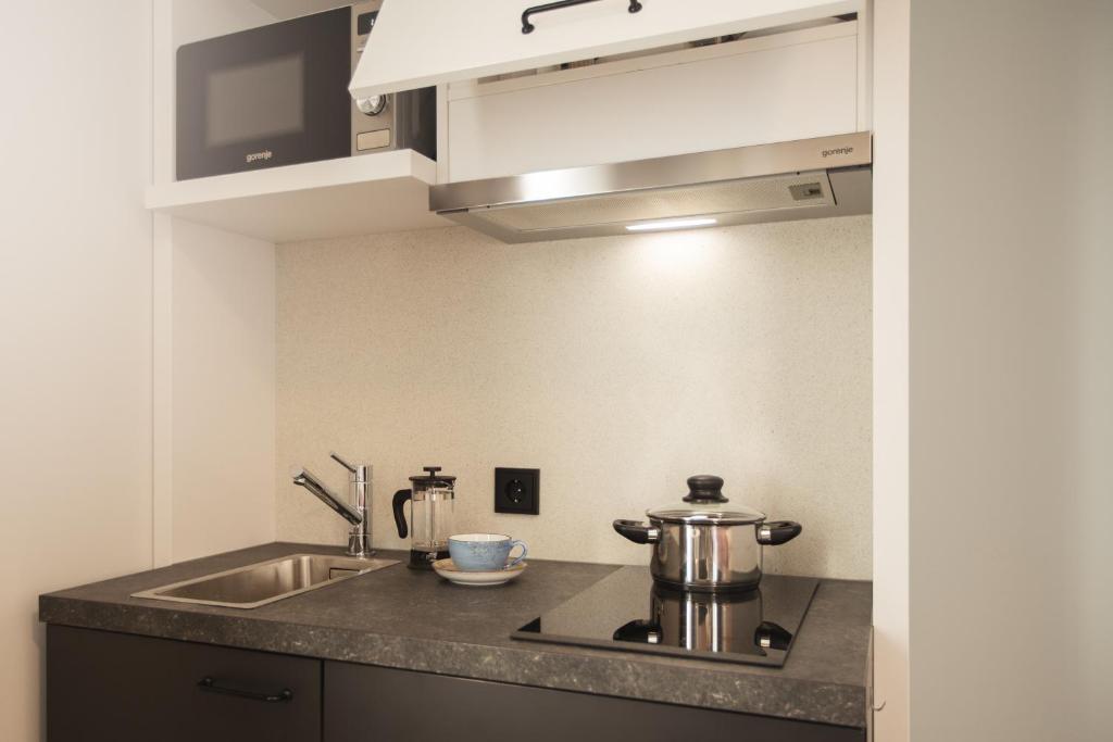 Kuchyň nebo kuchyňský kout v ubytování Garner Hotel Berlin - Wilmersdorf by IHG