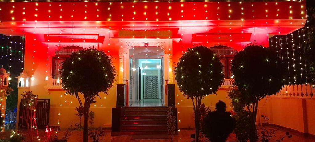 un bâtiment avec des lumières rouges et une porte bleue dans l'établissement Ranthambhore Tiger Niwas, à Sawai Madhopur