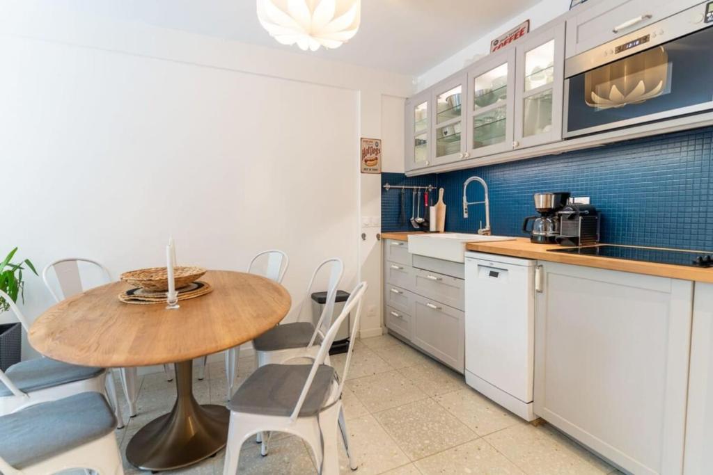 Kuchyňa alebo kuchynka v ubytovaní Beautiful flat with swimming pool tennis court and private car parking 109