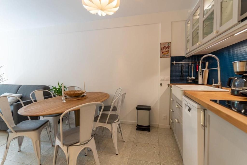 Kuchyňa alebo kuchynka v ubytovaní Beautiful flat with swimming pool tennis court and private car parking 109