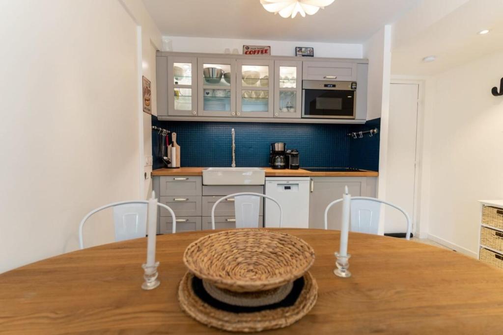 Kuchyňa alebo kuchynka v ubytovaní Beautiful flat with swimming pool tennis court and private car parking 109