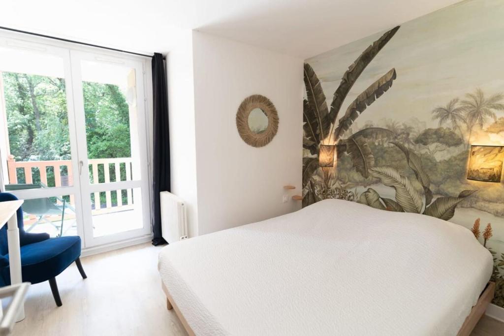 Posteľ alebo postele v izbe v ubytovaní Beautiful flat with swimming pool tennis court and private car parking 109