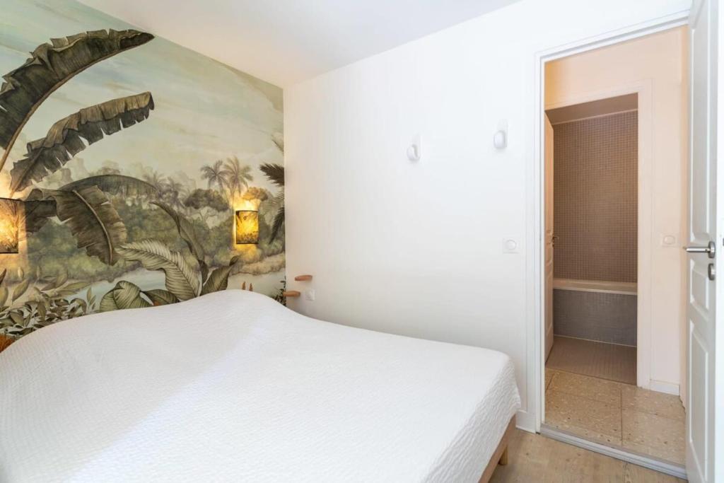 Posteľ alebo postele v izbe v ubytovaní Beautiful flat with swimming pool tennis court and private car parking 109