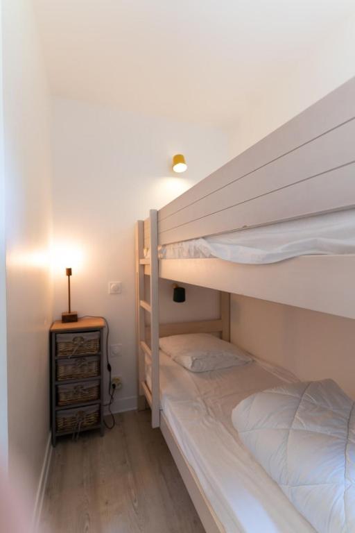 Posteľ alebo postele v izbe v ubytovaní Beautiful flat with swimming pool tennis court and private car parking 109