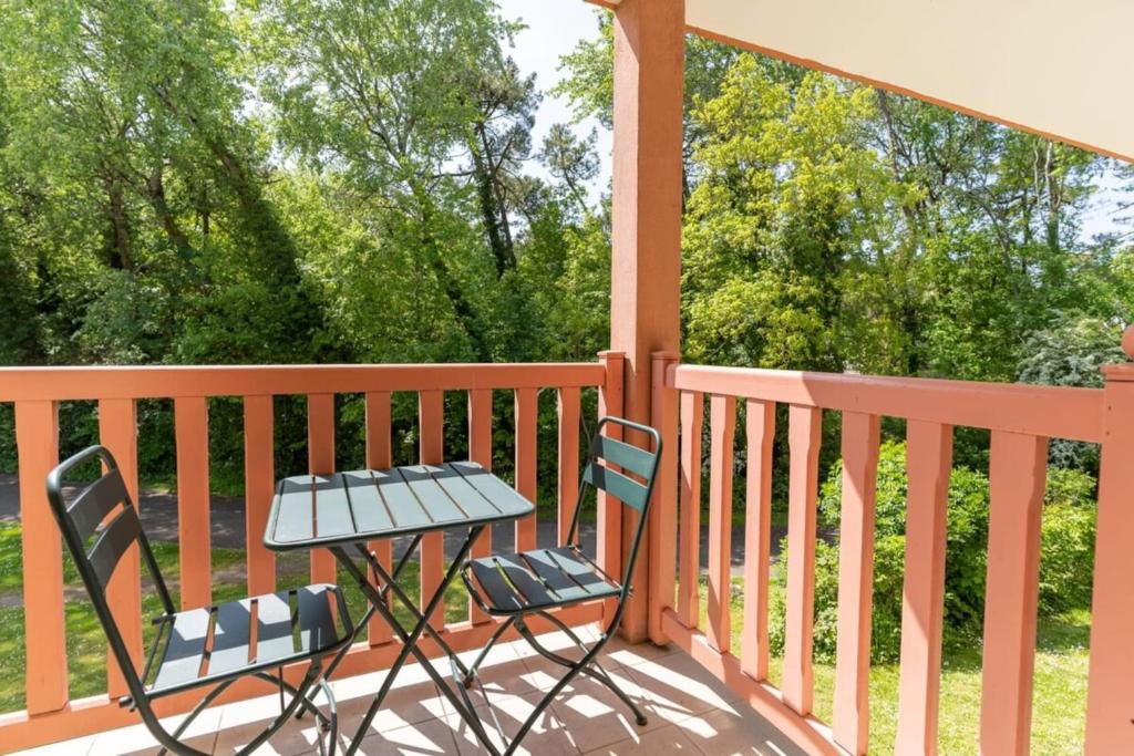 Balkón alebo terasa v ubytovaní Beautiful flat with swimming pool tennis court and private car parking 109