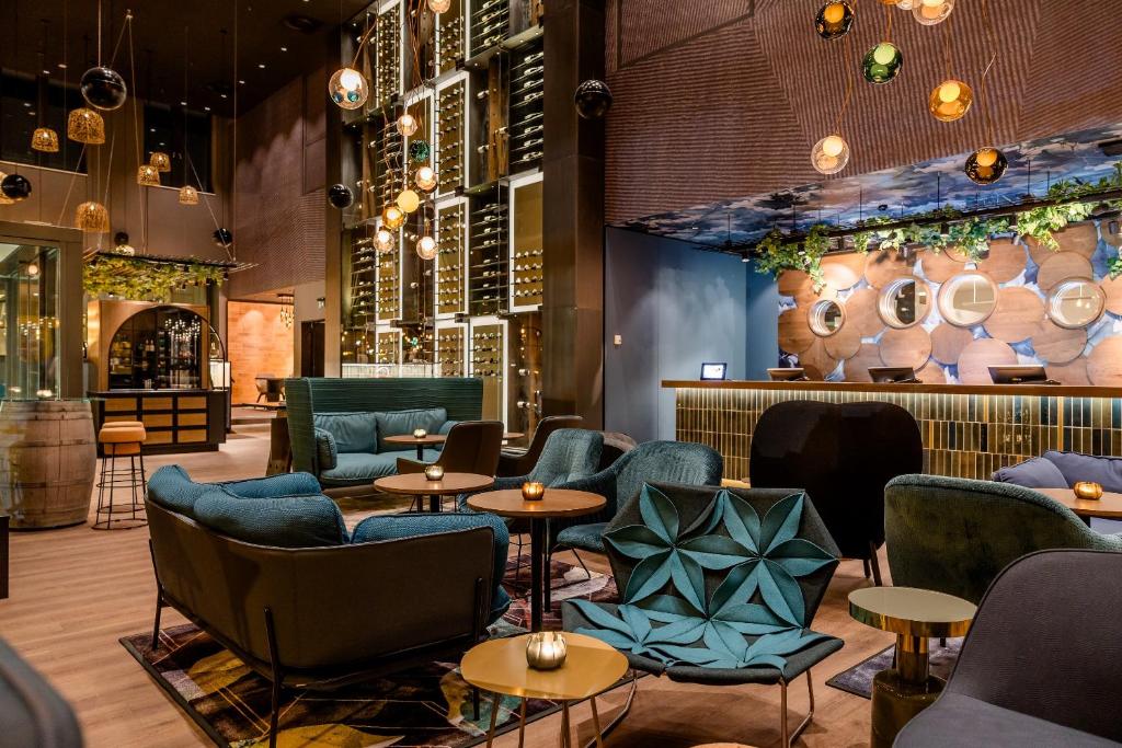 een restaurant met blauwe stoelen en tafels en een bar bij Motel One Wiesbaden in Wiesbaden