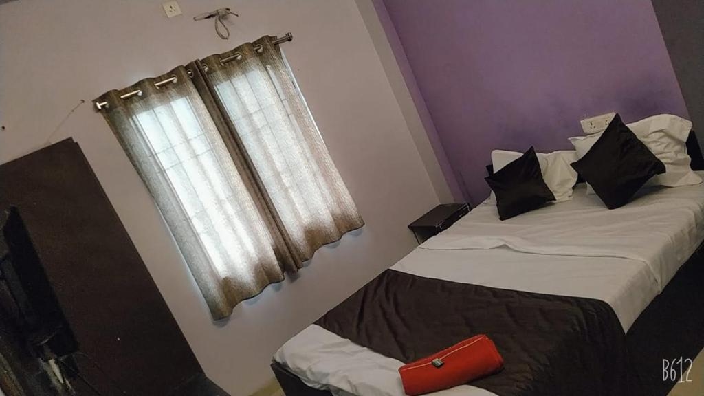 מיטה או מיטות בחדר ב-Hotel sambhodhi palace