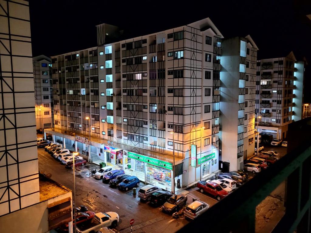 un estacionamiento frente a un edificio por la noche en CAMERON JAYA MUSLIM HOMESTAY, en Tanah Rata