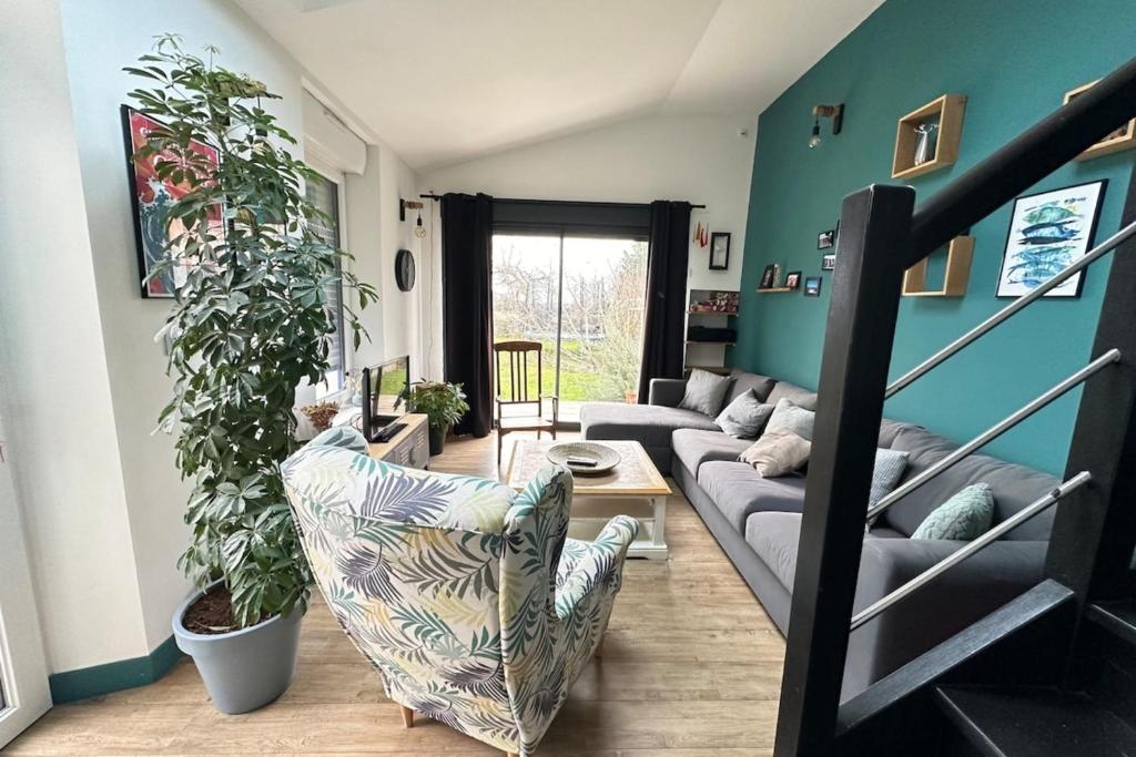ein Wohnzimmer mit einem Sofa und einem Tisch in der Unterkunft Spacieuse maison - Petite mer in Riantec