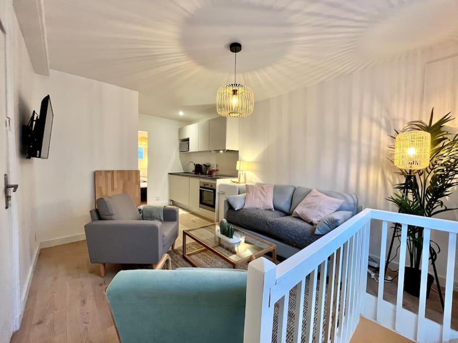 un salon avec un canapé et une chaise dans l'établissement T3 rénové entre gare et Nansouty, à Bordeaux