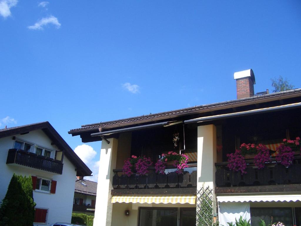 ein Gebäude mit Blumenkästen auf dem Balkon in der Unterkunft Ferienwohnung Franziska in Garmisch-Partenkirchen