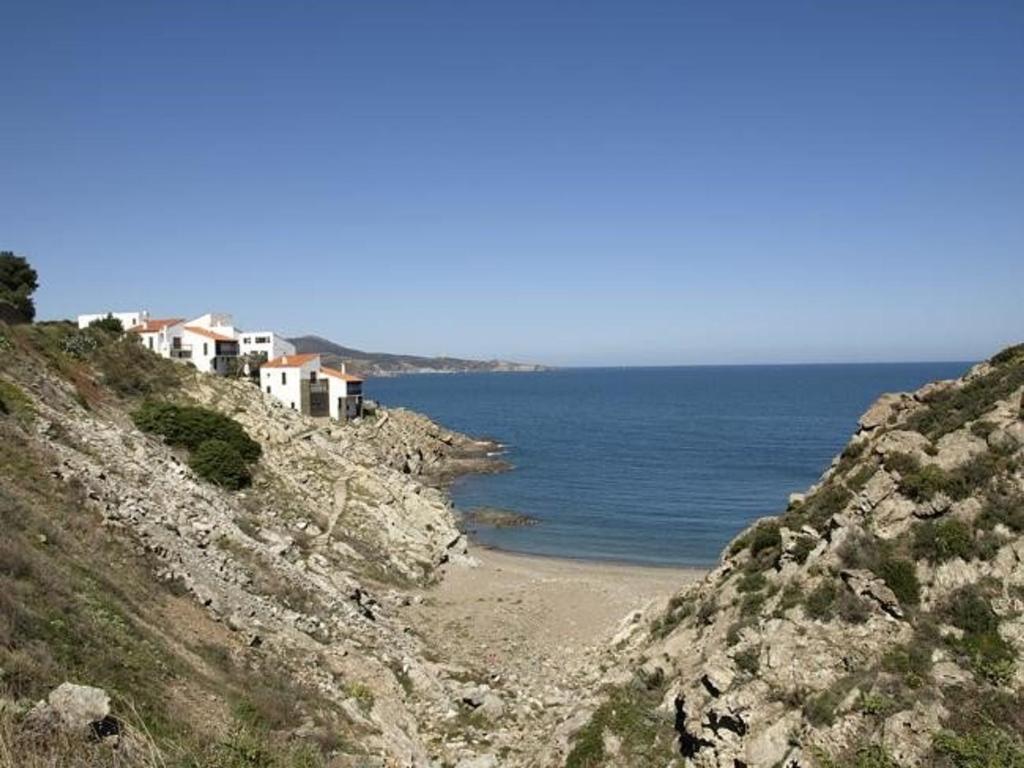 - une plage avec des maisons sur le flanc d'une falaise dans l'établissement Appartement 2P 5 Pers avec Parking à Banyuls-sur-Mer - FR-1-225C-333, à Banyuls-sur-Mer