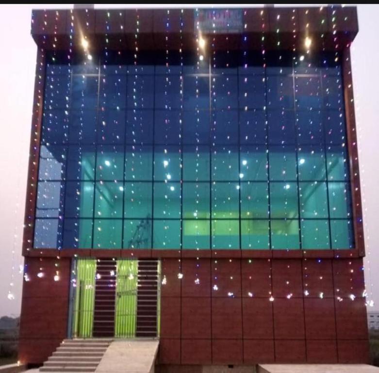een gebouw met een muurschildering van de sterren erop bij HOTEL GOLDEN BUDDHA INN in Bodh Gaya