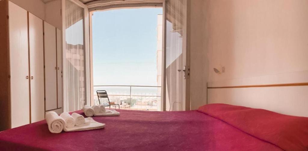 een slaapkamer met een bed met witte schoenen erop bij HOTEL ITALIACERVIA Free Breakfast in Cervia