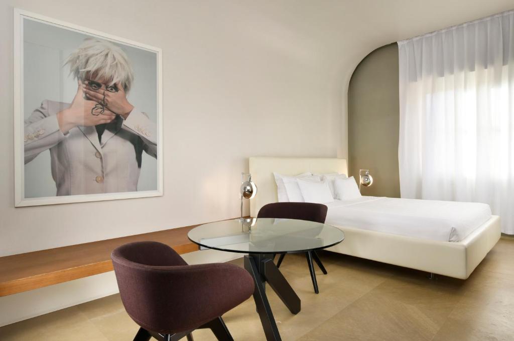 Postel nebo postele na pokoji v ubytování Palazzo Montemartini Rome, A Radisson Collection Hotel
