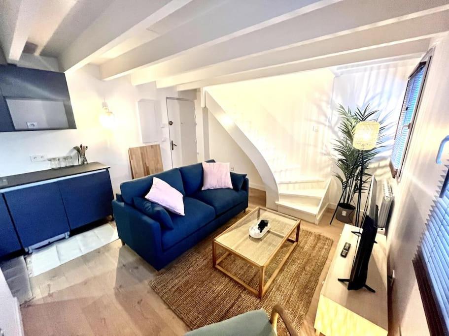 un salon avec un canapé bleu et une table dans l'établissement T3 Duplex entre gare et Nansouty, à Bordeaux