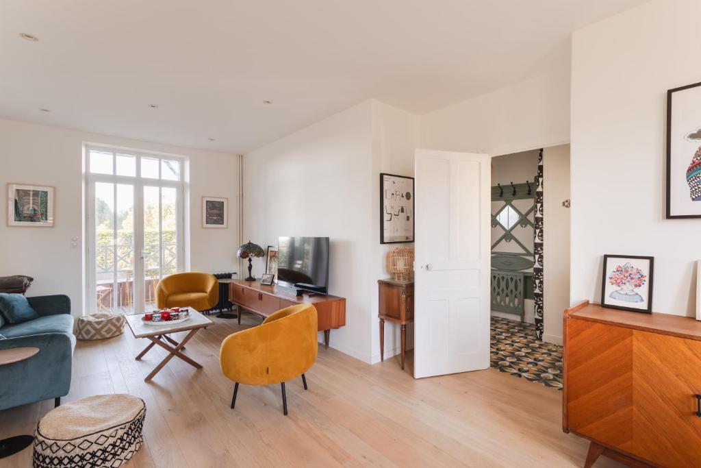 un salon avec un canapé et une table dans l'établissement Les Beaux Étés, à Pléneuf-Val-André