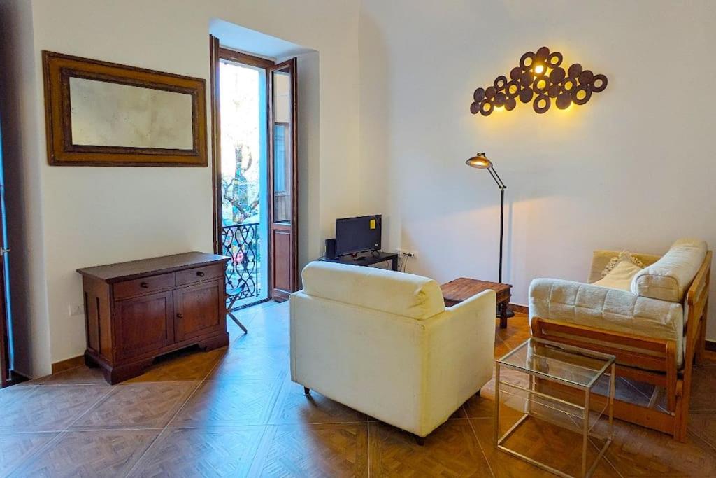 ein Wohnzimmer mit einem Sofa und einem Stuhl in der Unterkunft L'Olmo vestito in Teramo