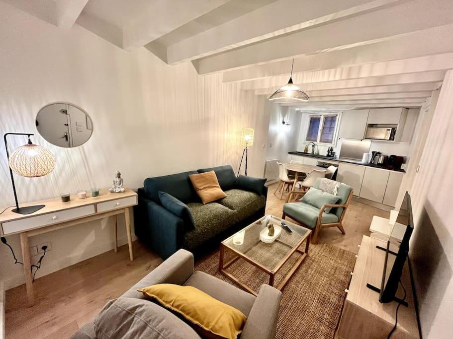 un salon avec un canapé et une table dans l'établissement Sympa T3 entre gare et Nansouty, à Bordeaux