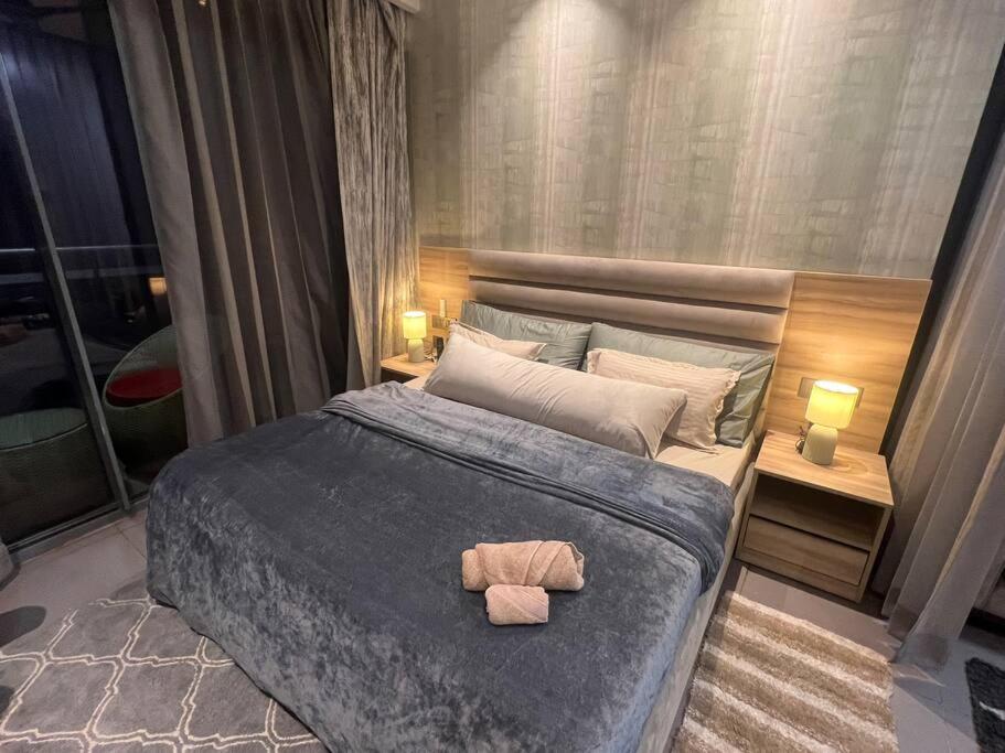 En eller flere senger på et rom på Luxury Loft - 20th Floor / River View