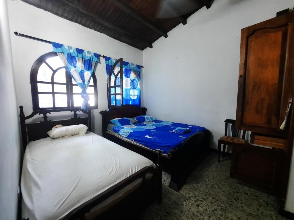 um quarto com 2 camas e uma janela em apartamento barrio jardin em Santa Marta