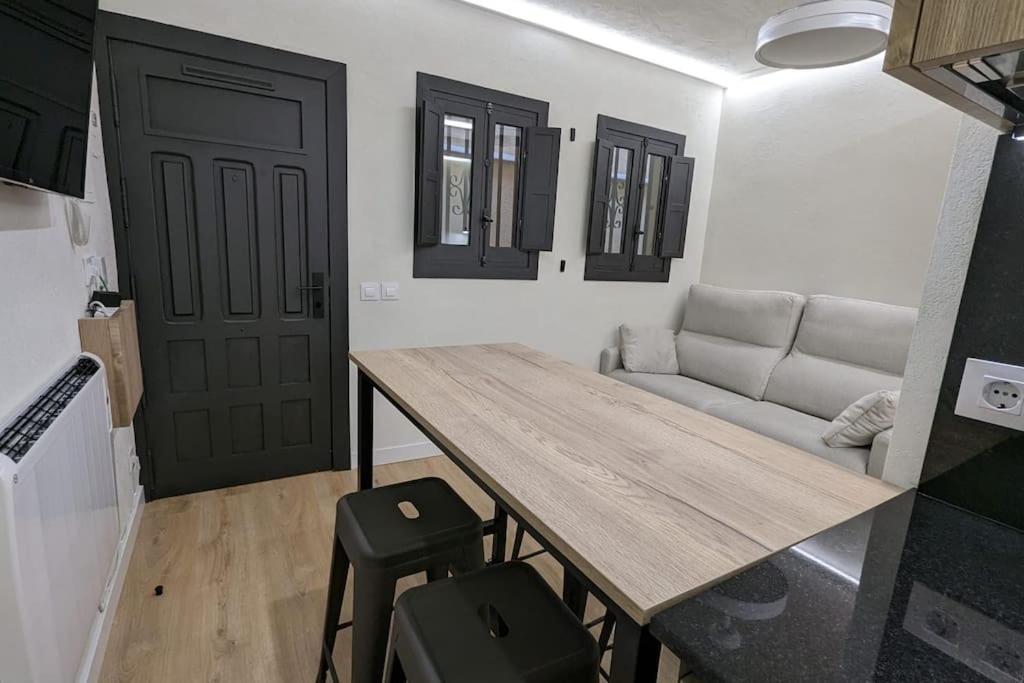 uma sala de estar com uma mesa e um sofá em Madrid - La Latina de 1 a 4 alojados em Madrid