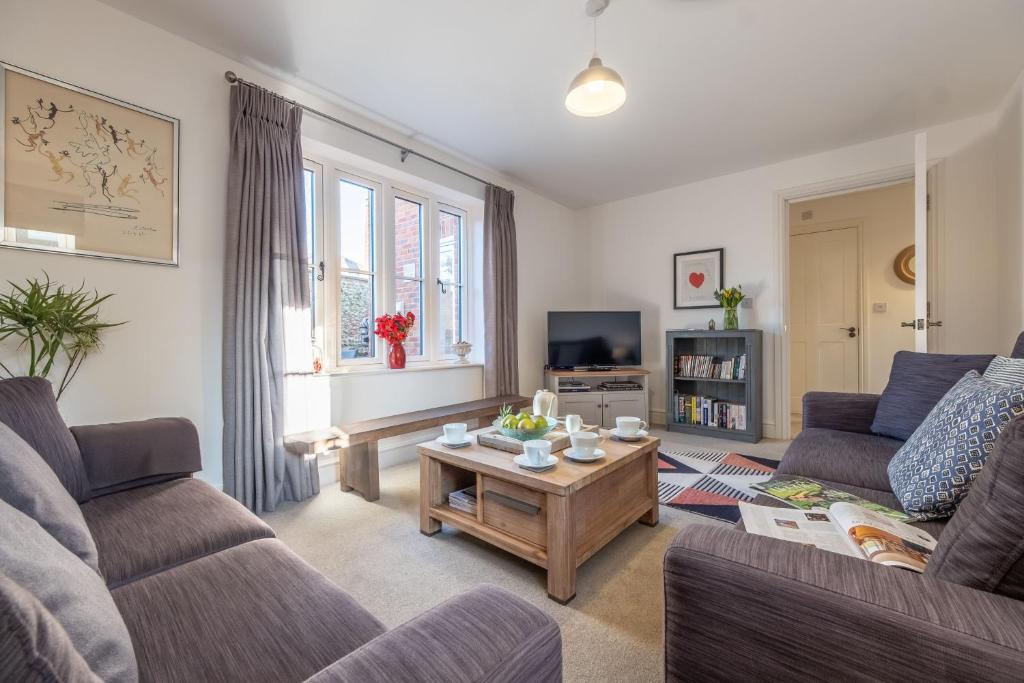 un salon avec deux canapés et une table basse dans l'établissement Victory Cottage, à Little Walsingham