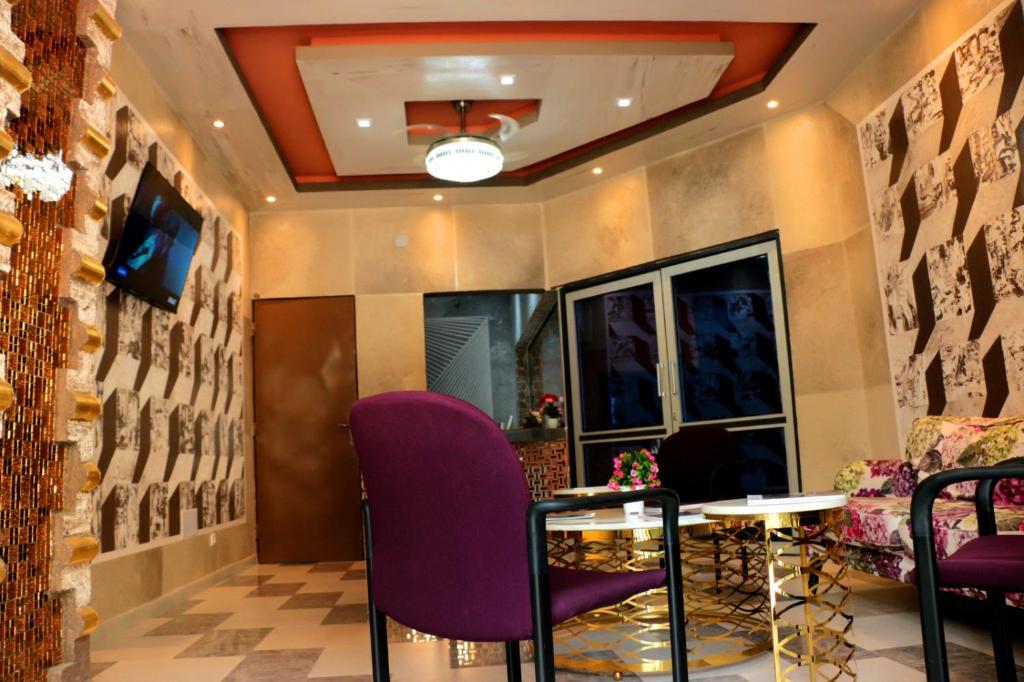 TV a/nebo společenská místnost v ubytování HOTEL LAVAL