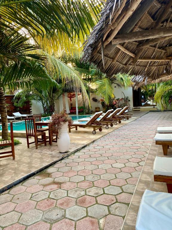 Bazén v ubytování CeZeRe THE PALM HOTEL nebo v jeho okolí