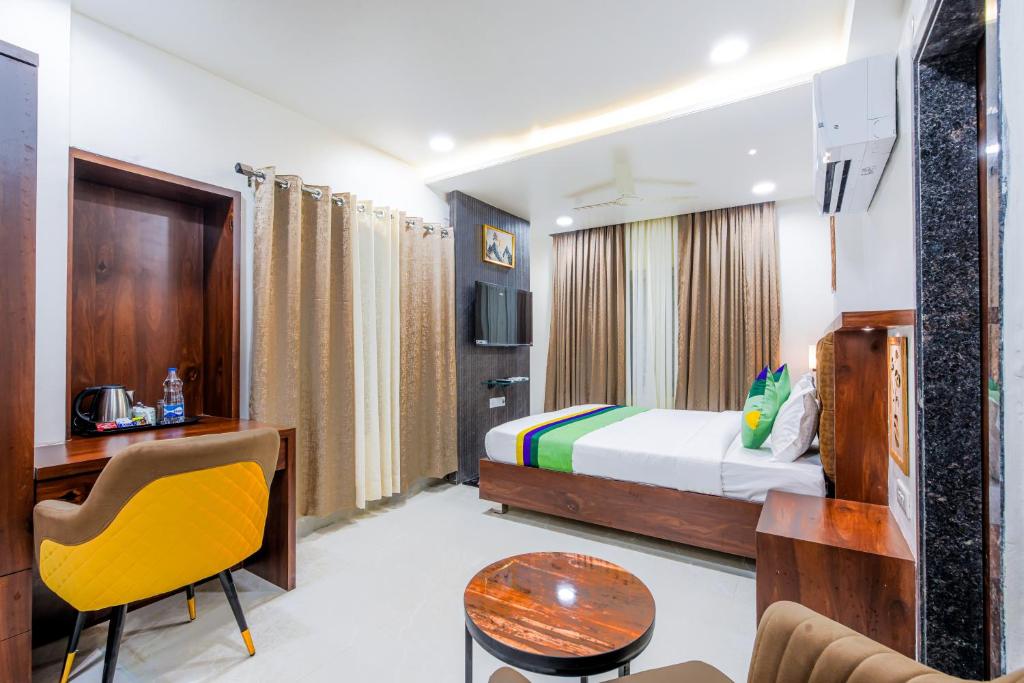 Habitación de hotel con cama y escritorio en Treebo Trend A1 Residency - Hingna T Point, en Nagpur