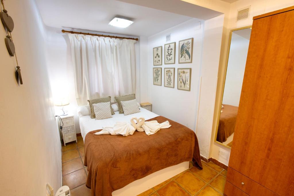 1 dormitorio con 1 cama con toallas en Cuencaloft La Fragua, en Cuenca